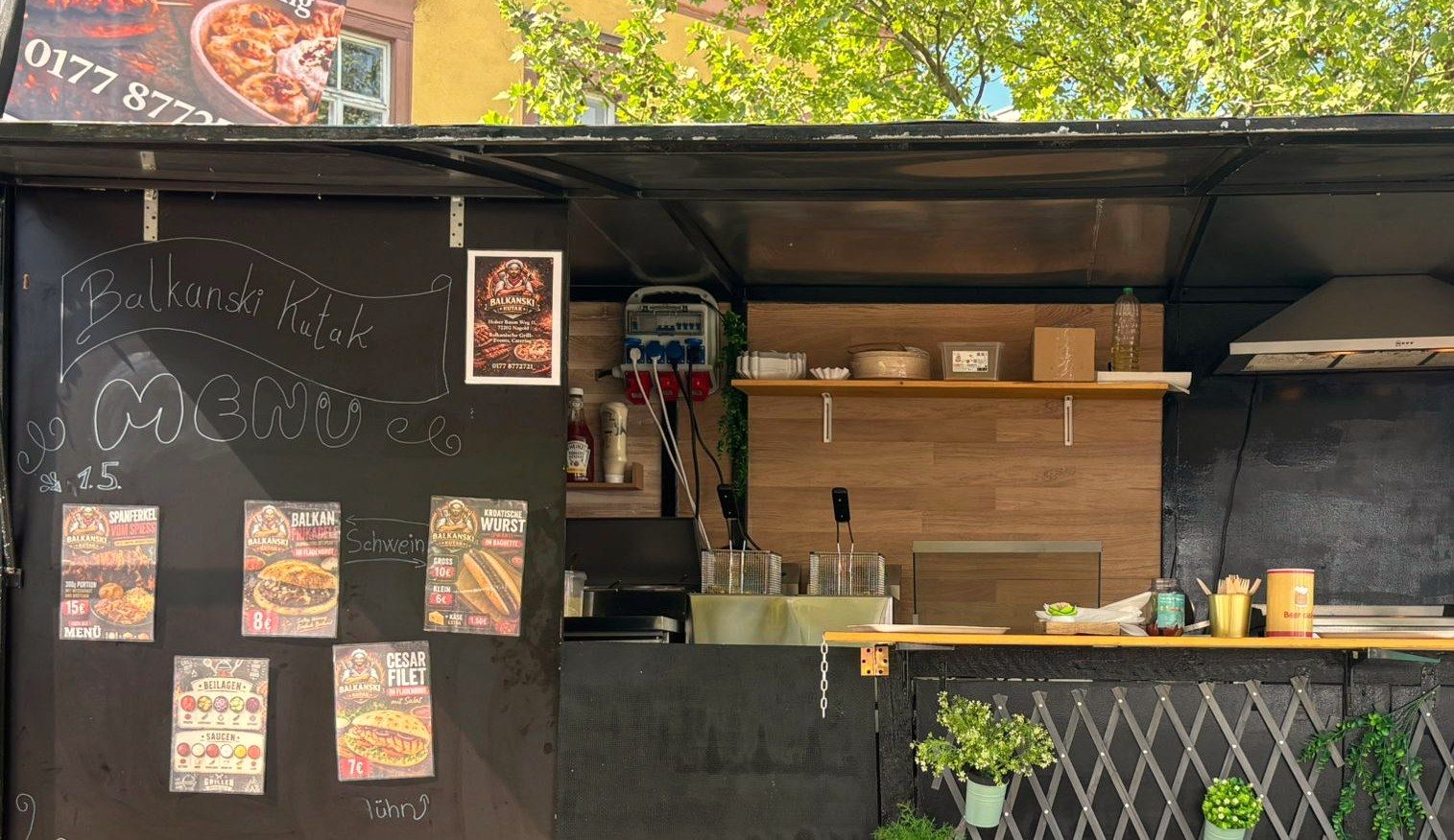 Unser Grill-Trailer mit der Speisekarte