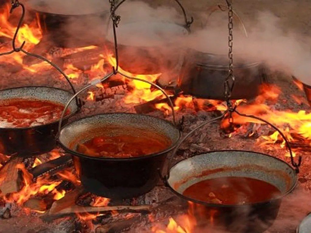 Kesselgulasch in Kesseln über offenem Feuer
