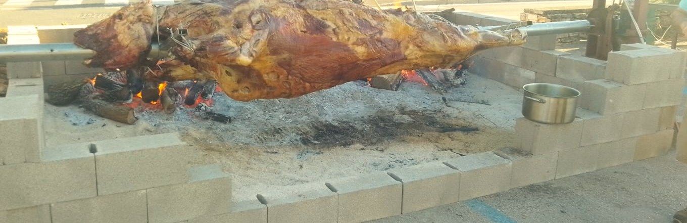 Ochse am Spieß über offenem Feuer
