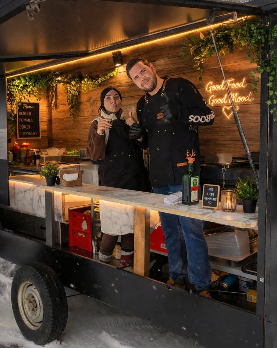 Das Team im Grill-Trailer im Winter